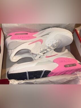 New in box Women’s Nike Air Max Excee Pink & White Spell Size 10